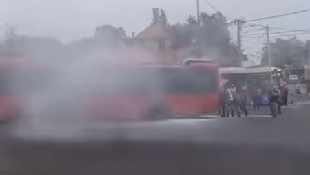 VATRA PROGUTALA AUTOBUS U BARAJEVU! Ljudi panično beže od vatre koja DIVLJA! (VIDEO)