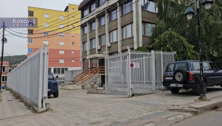 KURTIJEVA POLICIJA DIVLJA U LEPOSAVIĆU Odneli dokumente NBS, teraju ljude da iznose stvari iz zgrade! (VIDEO)