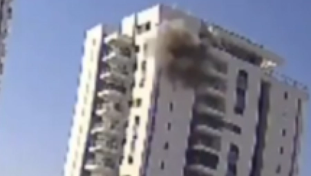 IZVRŠEN NAPAD Pogođena zgrada (VIDEO)