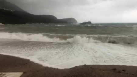 ŽENA JEDVA SPASENA IZ PODIVLJALOG MORA U CRNOJ GORI Napravila je zastrašujuću grešku!