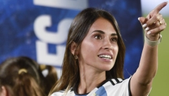 KRALJICA Argentinka se pojavila na fudbalu i zapalila fanove: Najlepša mama!