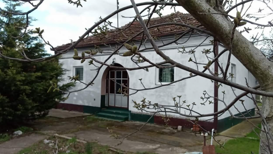 KUĆA OD 73 KVADRATA SA 79 POMOĆNIH M2, PLAC OD 670 M2, SVE ZA 37.000 EVRA Ovde može da se razvije i OZBILJAN BIZNIS