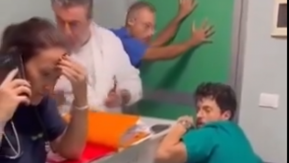 JEDNOM LEKARU JE POLOMLJENA RUKA, HIRURGA TUKLI U GLAVU Devojka preminula tokom operacije, a onda su članovi porodice jurnuli u bolnicu (FOTO/VIDEO)