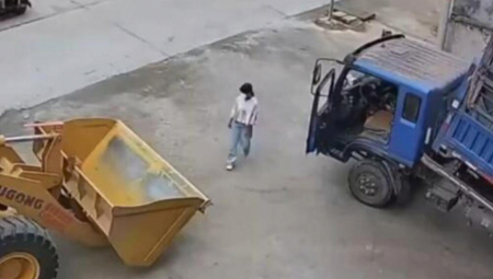 ZBOG NJENOG POTEZA DAH STAJE U SEKUNDI Kamion jurio niz ulicu, a onda je naleteo na ženu (VIDEO)