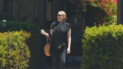 POZNATA GLUMICA IZBAČENA IZ SUDA ZBOG PONAŠANJA Bivšem mužu se unosila u lice, a sve zbog alimentacije