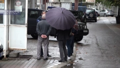 "VUKLI SU IH PO PODU, UDARALI KOLENIMA" Roditelji uhapšenih srpskih mladića celu noć ispred albanskog zatvora: Ništa nam ne govore