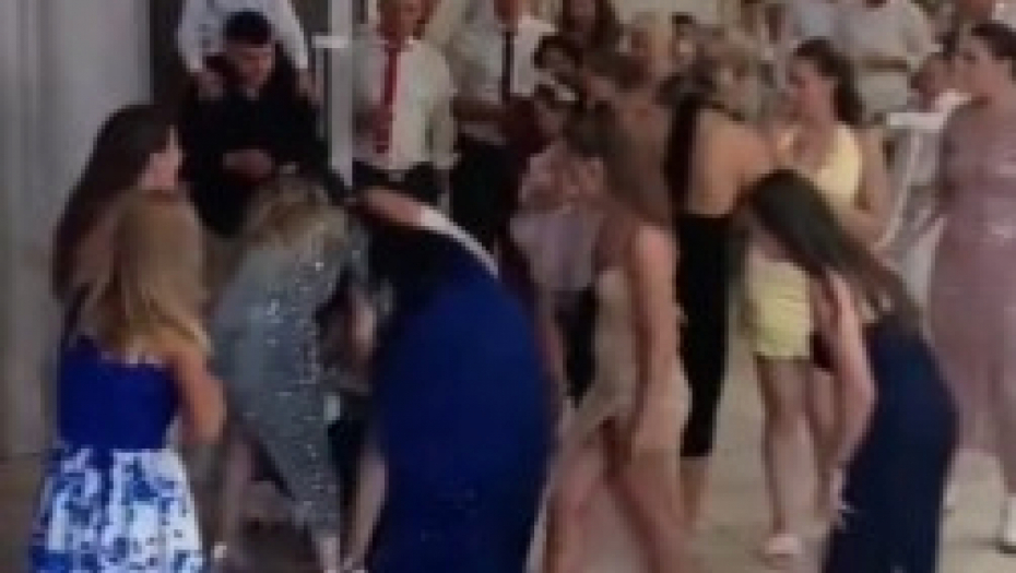 U BOSNI LETELO PERJE ZBOG BIDERMAJERA Neudate devojke umislile da su na boks meču,  njihovo ponašanje zgrozilo Balkan! (VIDEO)