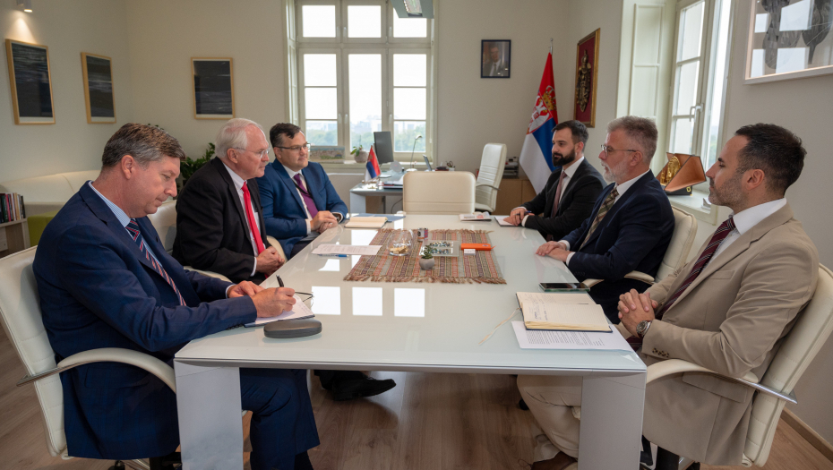MINISTAR RISTIĆ SA AMBASADOROM HILOM Uspešna saradnja Republike Srbije i SAD