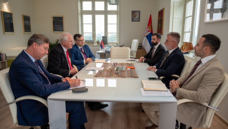MINISTAR RISTIĆ SA AMBASADOROM HILOM Uspešna saradnja Republike Srbije i SAD