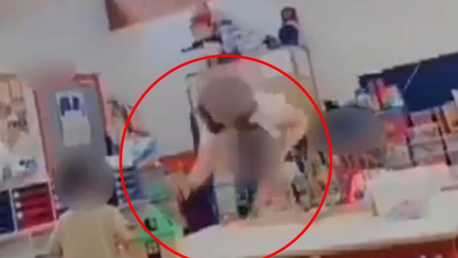 VASPITAČICA IZ PAKLA KRVNIČKI BIJE DETE Kamera sve snimila, HOROR u vrtiću! (UZNEMIRUJUĆI VIDEO)