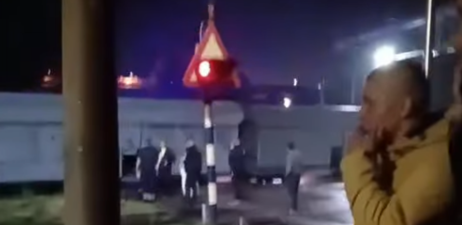 STRAVIČAN SNIMAK SA MESTA NA KOM JE VOZ UDARIO AUTO Vatrogasci izvlače vozača iz smrskanog automobila (VIDEO)