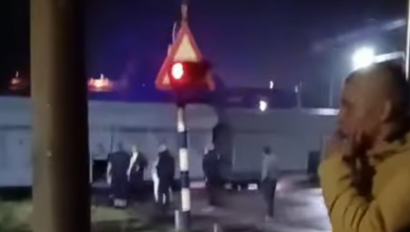 STRAVIČAN SNIMAK SA MESTA NA KOM JE VOZ UDARIO AUTO Vatrogasci izvlače vozača iz smrskanog automobila (VIDEO)