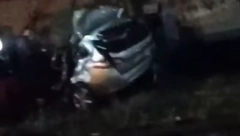 VOZ NALETEO NA AUTO, SKROZ GA ZGUŽVAO Jeziva nesreća u Vreocima, vatrogasci seku metal i vade povređene