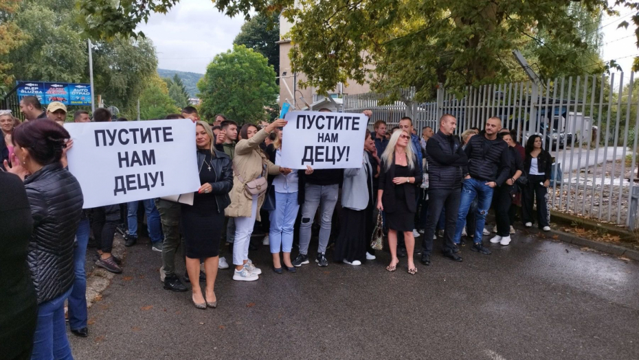 "PUSTITE NAM DECU"  Narod se okupio ispred policijske stanice u Kosovskoj Mitrovici (FOTO)