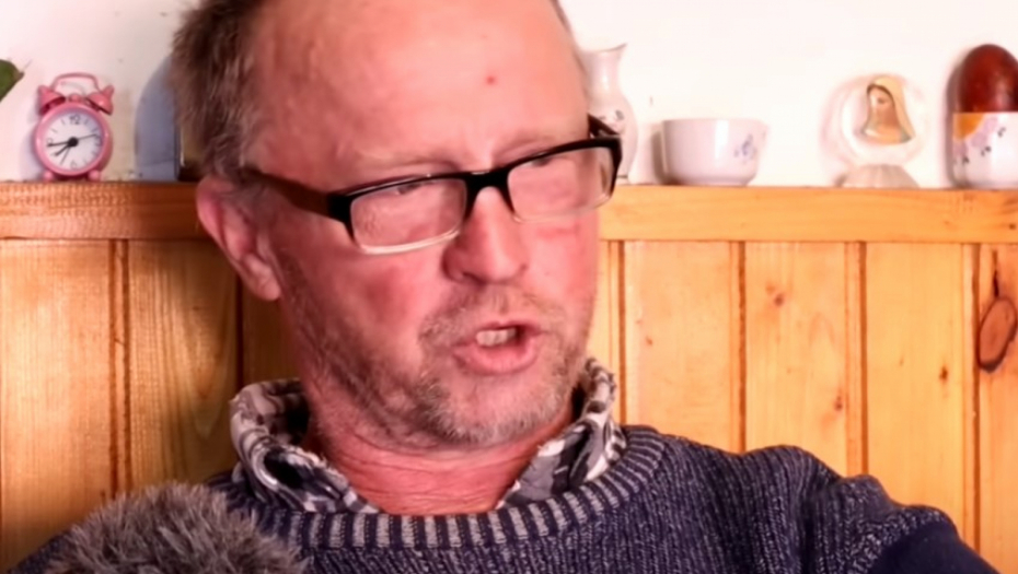 BOSANAC DOBIO "MAČKU U DŽAKU" Primio nepoznatu ženu u u kuću pa kad je video kako izgleda, doživeo životni šok! (VIDEO)