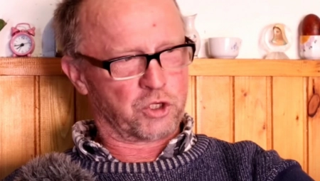 BOSANAC DOBIO "MAČKU U DŽAKU" Primio nepoznatu ženu u u kuću pa kad je video kako izgleda, doživeo životni šok! (VIDEO)