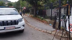 APLAUZ SE PROLAMA MITROVICOM Albanski teroristi doveli srpske mladiće na saslušanje (VIDEO)