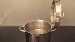 PAMETAN TRIK SA POKLOPCEM KOJI MALO KO ZNA Kako da izbegnete prljanje radne površine dok kuvate