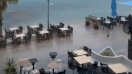 „PLATIO SAM, IMA DA SE KUPAM!“ Snimak koji je zaludeo TikTok - Srbi se kupaju u Pefkohoriju i ne odustaju, bez obzira što kiša lije kao iz kabla