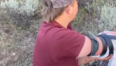 ZUBI DIVLJE ZVERI MU PROBILI KOŽU I KOSTI Napala ga iznenada i bacala ga kao lutku, u poslednjoj sekundi je potegao pištolj! (VIDEO)