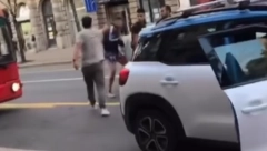 "VADITE ŠIPKE!" Snimljen okršaj u centru Beograda: Taksista mladića nasred ulice isprskao BIBER SPREJOM