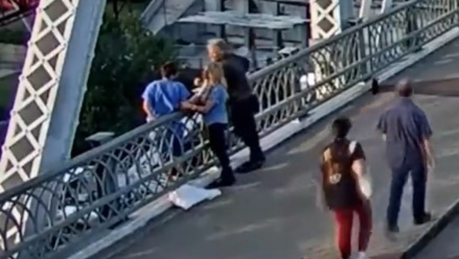 POGLEDAJTE HEROJSKI PODUHVAT ROKERA Čuveni pevač spasio je život ženi, sprečivši je da skoči sa mosta