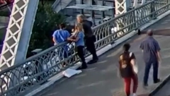 POGLEDAJTE HEROJSKI PODUHVAT ROKERA Čuveni pevač spasio je život ženi, sprečivši je da skoči sa mosta