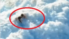 JEZIVA SCENA U OMILJENOM LETOVALIŠTU SRBA Mladića povukli ogromni talasi, bezuspešno pokušavao da ispliva (VIDEO)