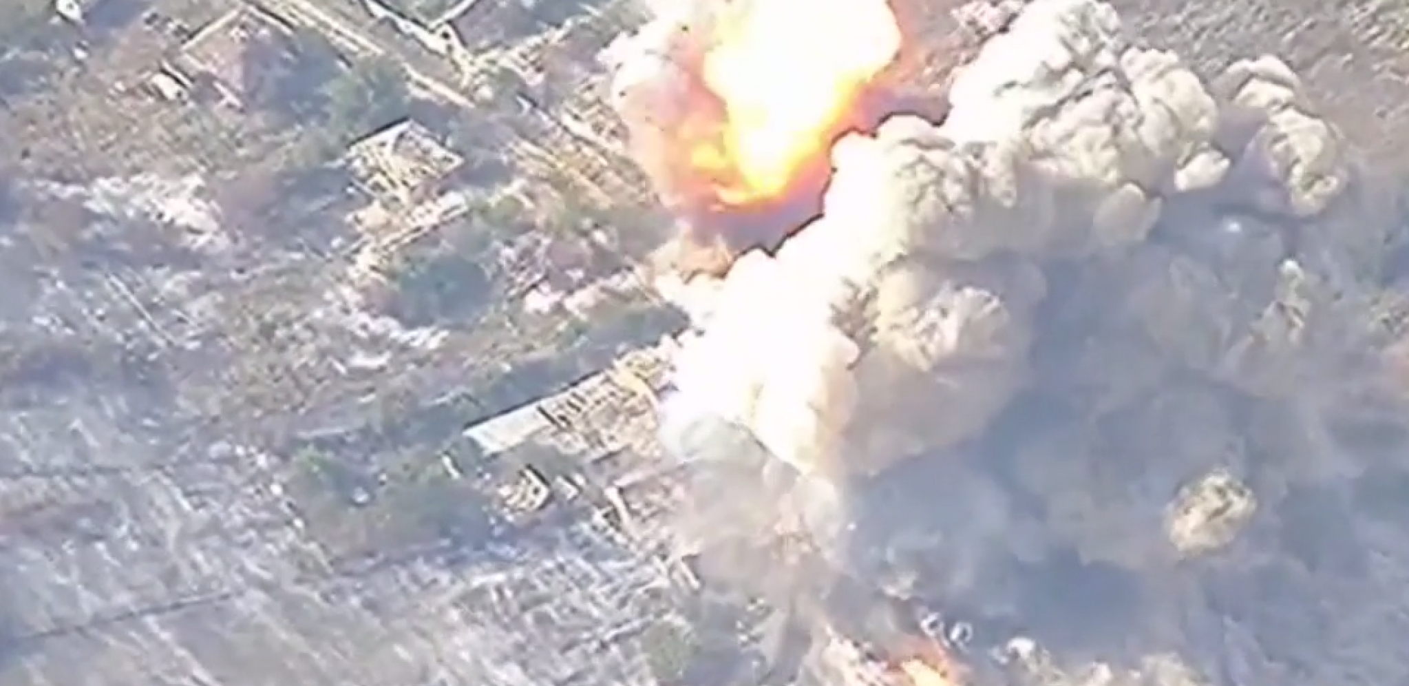 RUSKI BOMBARDER RAZNEO UKRAJINSKE POLOŽAJE Scena nakon eksplozije unosi jezu u kosti (FOTO/VIDEO)