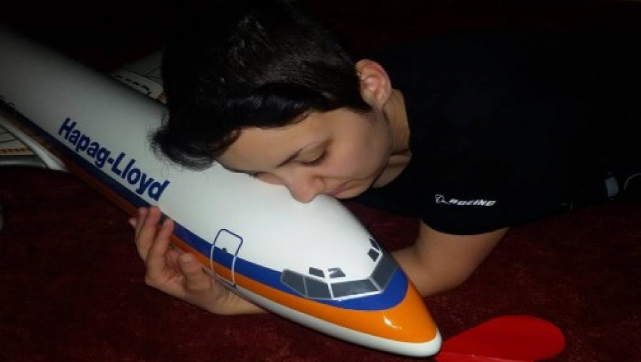 DA LI JE OVA ŽENA NORMALNA? Opisala avion kao ''ljubav svog života'', obožavala da ga mazi - sada tvrdi da su raskinuli veridbu! (FOTO)