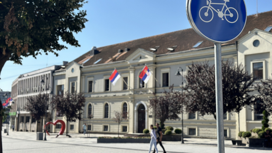 SAMO BAHATO I BEZOBRAZNO! Čačanski vozači od pešačke zone napravili parking zonu: Nadležne službe momentalno reagovale! (FOTO)