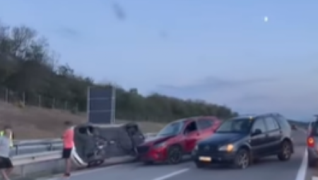 ŽENA VOZAČ SE ZAKUCALA U PARKIRANE AUTOMOBILE Napravila haos u Loznici