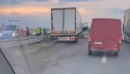 PRVI SNIMCI STRAVIČNE NESREĆE! Sudarila se dva kamiona, a kombi između njih (VIDEO)