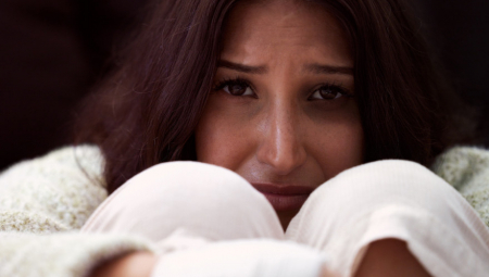 OPUŠTALA SE NA KAUČU , PA ZAČULA BUKU ISPOD DASAKA Kupila kuću iz snova, a onda joj se desio horor! (VIDEO)