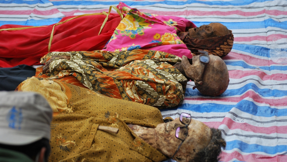 BIZARNA CEREMONIJA INDONEŽANSKOG PLEMENA Iskopao iz groba telo svoje kćerke, pa sa njim uradio ovo!