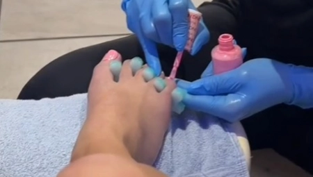 OTIŠLA U SALON NA PEDIKIR, PA DOŽIVELA HOROR Dok je sedela prekrivena peškirom, primetila je da je neko krišom posmatra! (VIDEO)