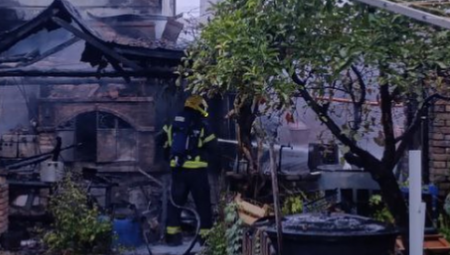 OGROMAN POŽAR U NOVOM SADU! Gori KROV kuće, zgrada i kancelarija! (FOTO)