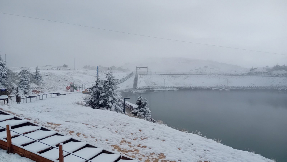 JUČE JE PADAO SNEG, A DANAS SE SVE BELI Divan zimski prizor osvanuo usred septembra u komšiluku (FOTO)