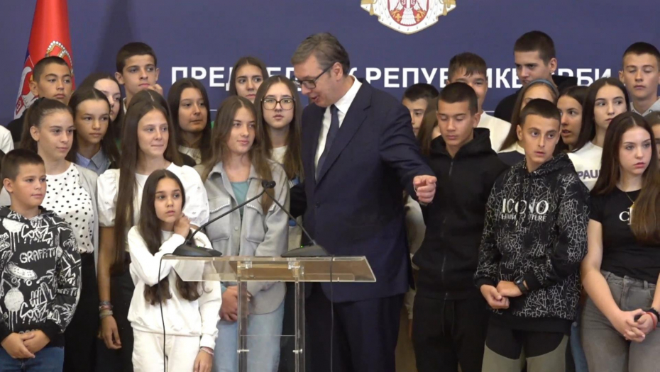 PREDSEDNIK ČESTITAO ROĐENDAN DEVOJČICI IZ BILEĆE: Podelio snimak na društvenim mrežama - "Videh osmeh na Petrinom licu" (VIDEO)