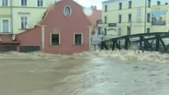 DRAMATIČNE SCENE IZ POLJSKE, VODA STIGLA DO 1. SPRATA Gradom tutnji bujica i nosi sve pred sobom (VIDEO)