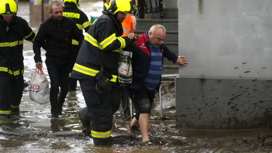BUJICA ODNELA VATROGASCE! Stravičan snimak nabujale reke koja nosi sve pred sobom! (VIDEO)