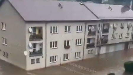 MORAVA JE POPLAVILA CEO GRAD ZA 10 MINUTA Ljudi se penjali na krovove da spasu živu glavu