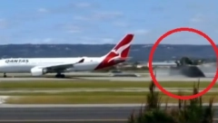 (VIDEO) AVION ZAORAO PISTU Ozbiljan incident pri poletanju, letovi TRENUTNO obustavljeni u Pertu!