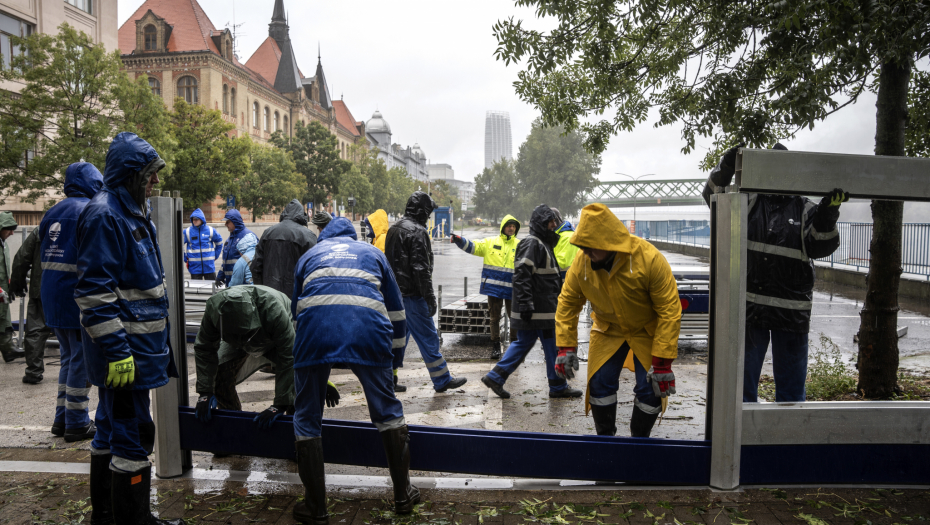 DRAMA NA DUNAVU! Kruzer pun turista zarobljen nasred vode, ne mogu da napuste brod (FOTO)