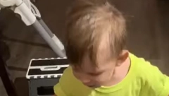 MALI ALEKSANDAR JOJ OČITAO BUKVICU Mama žurila na posao i nije poljubila dete, reakcija njenog sina je hit!