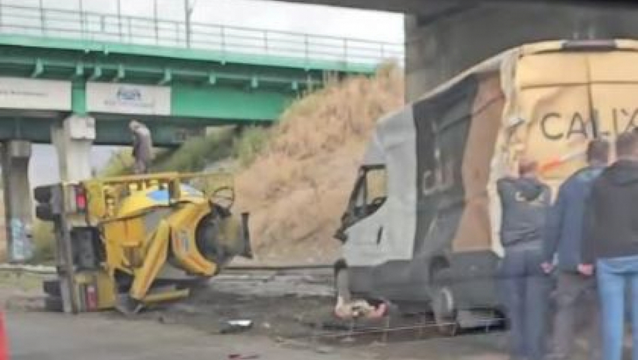 LANČANI SUDAR NA IZLAZU SA PANČEVCA! Građevinska mašina se prevrnula na BOK! (VIDEO)