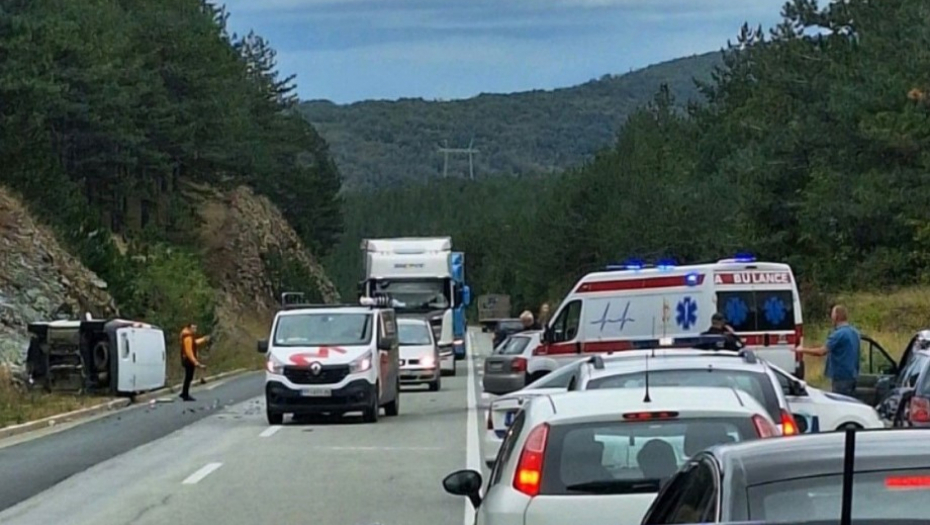 DEČJE STVARI RASUTE PO PUTU Detalji nesreće na Zlatiboru, žena poginula, mešalica za beton sletela s puta