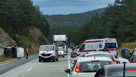 DEČJE STVARI RASUTE PO PUTU Detalji nesreće na Zlatiboru, žena poginula, mešalica za beton sletela s puta