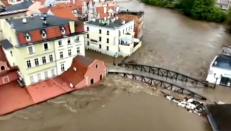 TROJE LJUDI ZAGLAVLJENO U BUJICI Tamo je drama, kola plutaju po poplavljenom trgu (VIDEO)