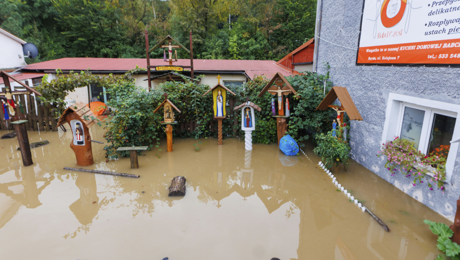 LJUDI SE DAVILI NA ULICI, VODA IH MRTVE NOSILA U DRUGE OPŠTINE U jezivim poplavama u Evropi 16 mrtvih